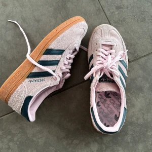 Adidas spezial rosa  - Nästintill nya skor, endast använd en gång. Säljer för att jag inte har användning för de. Storlek 38 2/3 skulle säga att de passar strl 39. Nypris ligger på runt 2000 kr 