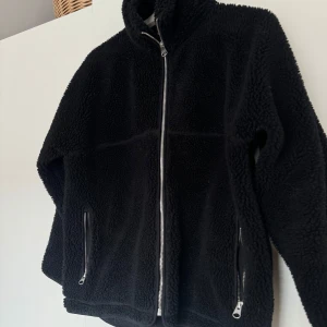 Pilejacka  - Säljer denna fina pilejacka frånn Arket, använd men i bra skick💕 lite oversized så passar xs & s! Nypris 1000kr