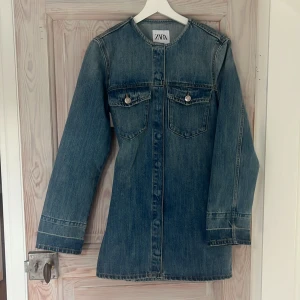 Jeansklänning  - Jeansklänning från zara i storlek S, använd två gånger💞
