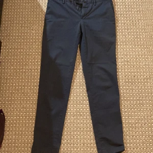 Mörkblå Rose&Born chinos - Tvärfeta Chinos i storlek 48, W30L30 från Rose&Born. Jättesköna och bra material, lätt slitning men släpper för 900 då de går för ca 3000-4000 i butik. Knappt använda. Finns i sthlm eller med frakt, säljer skjortan också checka in profilen.