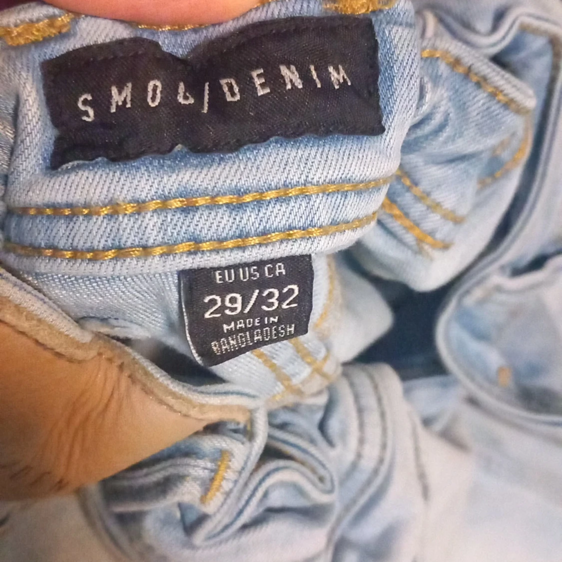 Ljusblå jeans med slitningar - 91