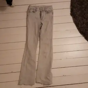 Säljer ett par grå jeans från MNG i storlek XS. De har en bootcut-stil och är i välanvänt skick med några fläckar. Perfekta för en avslappnad look!