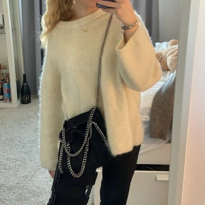 Stickad tröja/Mohair tröja - Stickad tröja i Moahir Frpn H&M, fint skick! Tröjan är beige/krämvit.