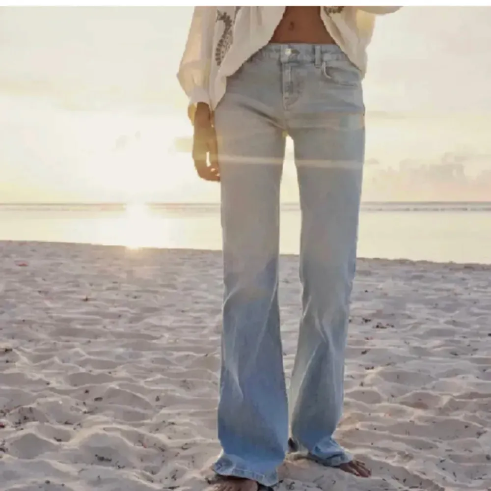 Ljusblåa bootcut jeans från zara, superfina men används tyvärr inte längre. Storlek 38 men passar mig som vanligtvis bär 36. Finns inte kvar på hemsidan. Kontakta mig privat för mer information eller eventuella frågor. 💕. Farkut & Housut.