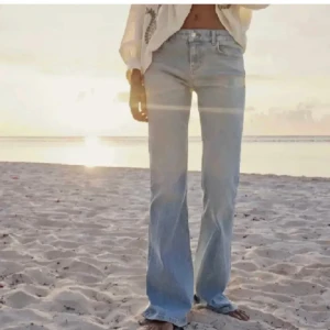 Bootcut jeans - Ljusblåa bootcut jeans från zara, superfina men används tyvärr inte längre. Storlek 38 men passar mig som vanligtvis bär 36. Finns inte kvar på hemsidan. Kontakta mig privat för mer information eller eventuella frågor. 💕