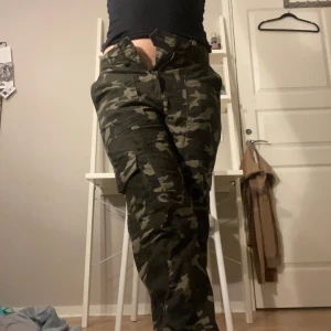Cargo pants  - Säljer ett par gröna cargo pants från newyorker. Det är ganska high waist och lite tajta vid benen inte för tajta dock 💖