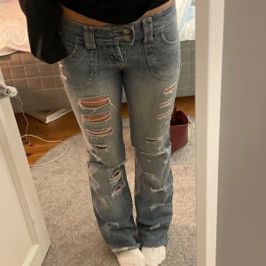 Jeans med slitnibgar - Lågmidjade jeans med slitnibgar, verkligen favoriter men tyvärr blivit lite små❤️