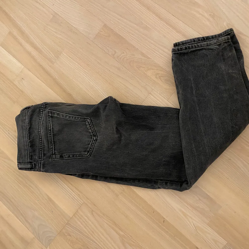 Tja tja! Säljer nu ett par svarta arket jeans. Jeansen är i storlek 29 men har sytt upp dom lite så passar nog från 160-170. Dom är i modellen regular cropped. Tveka inte på att höra av dig:). Jeans & Byxor.