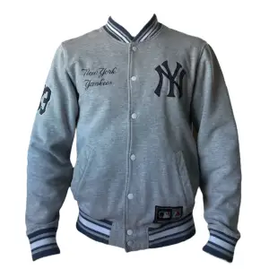 New York Yankees Varsity Jacket. Storlek S. Vintage varsityjacka i bra skick utan några defekter. Passformen är rätt så tajt