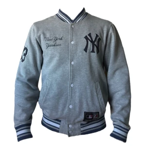  Varsity Jacket - New York Yankees Varsity Jacket. Storlek S. Vintage varsityjacka i bra skick utan några defekter. Passformen är rätt så tajt