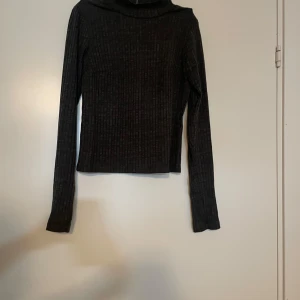 Grå ribbad polotröja från gina tricot - Säljer en snygg grå ribbad polotröja från Gina Tricot i storlek XS. 🖤