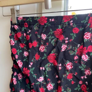 For Love & Lemons Midikjol XS ny! - For Love & Lemons midikjol aldrig använd. Sann XS ( kanske XXS). Köpt via Revolve i USA. 