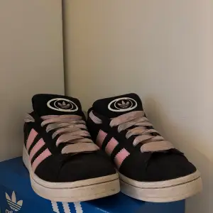 Säljer mina superfina adidas campus i färgen ”core black true pink”. Skorna är i fint skick, kan mötas upp i stockholm eller så kan jag posta inom 1-2 dagar. Hör av er vid frågor eller funderingar, pris kan diskuteras vid snabb affär. 😊