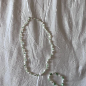 Matchande halsband och armband - Hemma gjort, hela och fina 40kr
