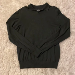 Långärmad piké  - Tja! Nu säljer jag min långärmade piké i storlek S i ett väldigt fint skick 8/10🔥 Använd fåtal gånger, vid funderingar är de bara höra av sig😊 