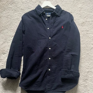 Ralph lauren skjorta - Tjena säljer nu min feta Ralph lauren skjorta! Riktigt skön passform. Den är som sagt i storlek M och sitter bra som en M. Skicket är 9/10. Bara att höra av sig vid frågor eller funderingar!