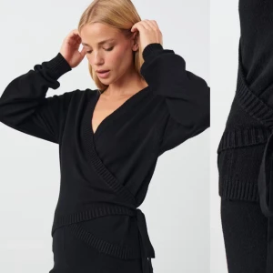 stickad cardigan - Svart stickad cardigan ifrån Gina tricot i storlek xs, den är knappt använd så inga defekter