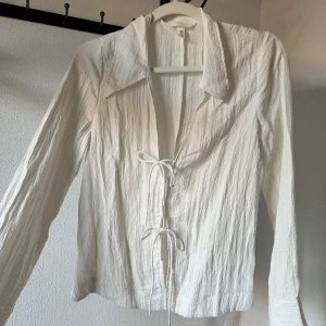 Blus - säljer denna superfina blusen från hm, storlek S 🤍 liknar lite djerf avenue