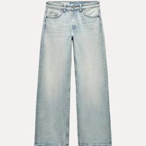 Ljusblå jeans från Zara 🤍 medelhög midja, Wide leg  Aldrig andvända!!