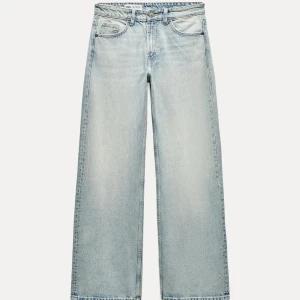 Ljusblå jeans - Ljusblå jeans från Zara 🤍 medelhög midja, Wide leg  Aldrig andvända!!