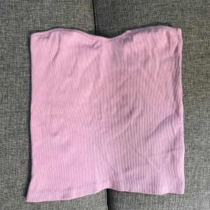 Off shoulder topp - Syrenlila gullig off shoulder topp som är i nyskick.