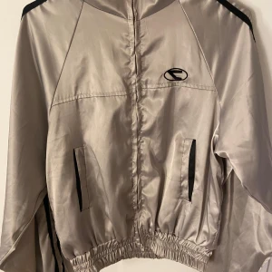 Jacka/ windbreaker - Har inga tecken på användning. 