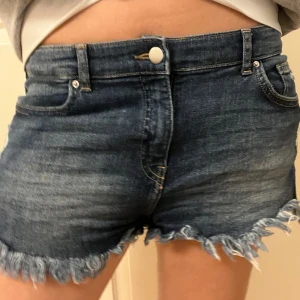 Jeansshorts med slitningar  - Superfina lågmidjade shorts som är i mycket bra skick🩷stl 40 men skulle säga att de passar en S/M