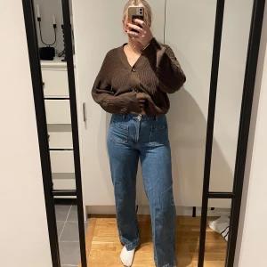jeans fickor fram - använda ett fåtal gånger, som nya, hög midja och långa i benen. Jag är 1,76cm