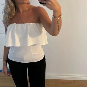 Populär Zara topp - Så fin populär volang topp ifrån zara, oanvänd! Storlek M men passar på mig som är Xs/S. Stäm av med mig innan ”köp nu”! (Första bilden lånad)