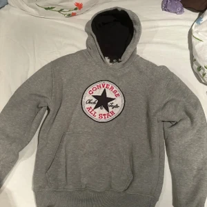 Grå converse hoodie - LÄGG BUD Skick: 7/10 Skön hoodie Säljer pga-för liten