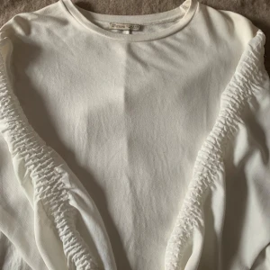 Blus - Vit blus med detaljer i armarna. Använd några gånger!💗