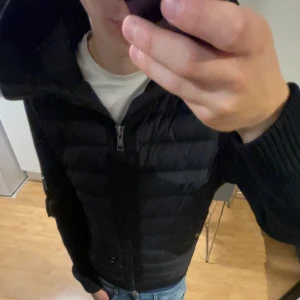 Moncler cardigan - Jag säljer denna Moncler cardigan som är äkta och köpt från Gore för 11 000kr. Den är i jättefint skick och inte använd sädär jättemycket. Om ni vill diskutera pris så är det bara att skriva!