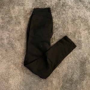 Nudie Jeans - Tja, säljer dom här feta nudie jeansen för riktigt billigt! Inga synliga skador eller defekter, priset kan diskuteras och tveka inte vid frågor!