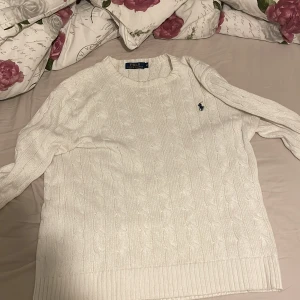 Polo tröja  - Väldigt bra skick, ganska ny och används knappt eftersom den är för liten.