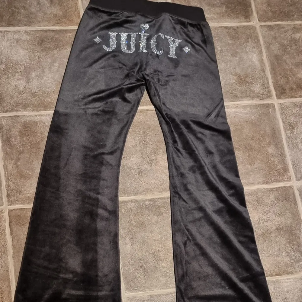 Helt nya Juicy Couture lowrise flare pants. Med prislappen kvar. Svarta. Storlek: XXS.  Kom gärna med prisförslag OM DU HAR TÄNKT FULLFÖLJA KÖPET!. Jeans & Byxor.