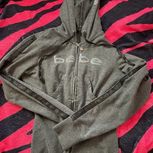 Bebe midjehävsnde zip upp - Använd 2 gånger typ bra skick en tröja från bebe äkta som ska framhäva midjan