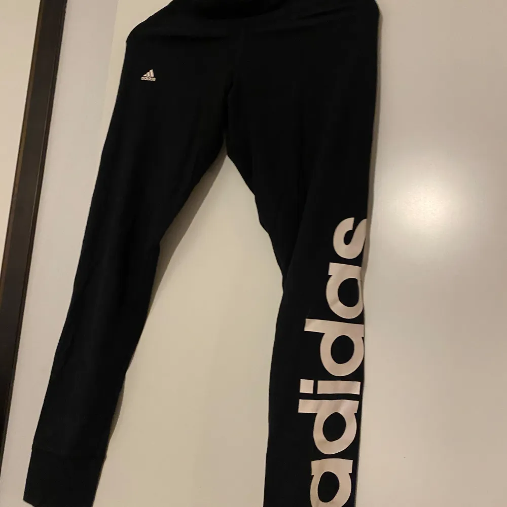 Svarta adidas tights i storlek S. Bra skick. Mjukare i materialet i ett mer bomullstyg istället för det klassiska ”polyester tyget”.. Sportswear.