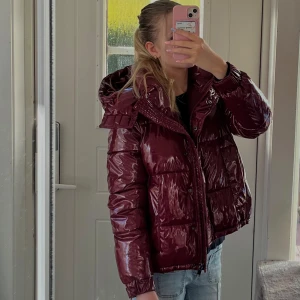 vinterjacka  - !intressekoll! jättefin vinröd lack jacka som jag funderar på att sälja, perfekt nu när det börjar bli kallt och såå fin färg! storlek 32 men skulle säga att den passar mellan 32-36, kanske till o med större. först till kvarn, använd köp nu 🩷