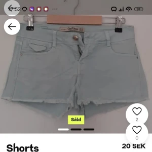 Ljusblå jeansshorts - Säljer ett par ljusblå jeansshorts. De har en snygg fransig kant och klassisk femficksdesign. Perfekta för sommardagar och festivaler! 🕶️