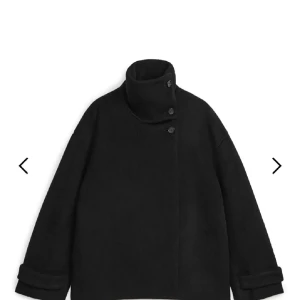 Arket kappa - Säljer denna ur snygga svarta basic kappan, från arket som är perfekt nu när de är höst men även till vintern! Kom privat för fler bilder!💞