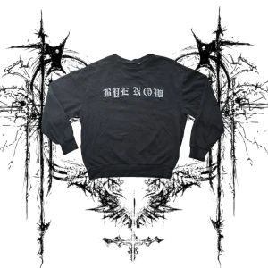 Y2k Sweatshirt med sjukt mönster - Sjukt cool svart crewneck med broderad text, i super skick och nice kvalite 🔥 Passar boxy på M-L (även S lite oversized)! Hojta för frågor såklart, rekommenderar den här personliga favoriten.