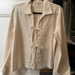 Blus från Djerf Avenue - Helt oanvänd Occasion top från Djerf Avenue i storlek M