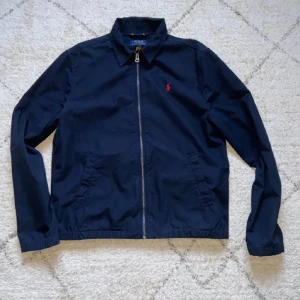 Ralph lauren overshirt - Säljer min polo ralph lauren overshirt då jag växt ut den. Storlek står XL men passar M. Sparsamt använd och inga defekter, pris kan diskuteras.