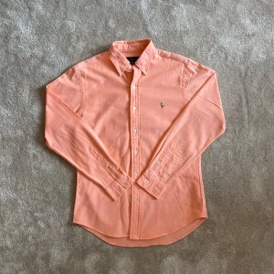 Ralph Lauren Skjorta - Ge bud för snabb affär! En klassisk Ralph lauren Skjorta, perfekt för old money stil, Stockholmsstil, eller grish. Skriv gärna om mått och andra frågor!