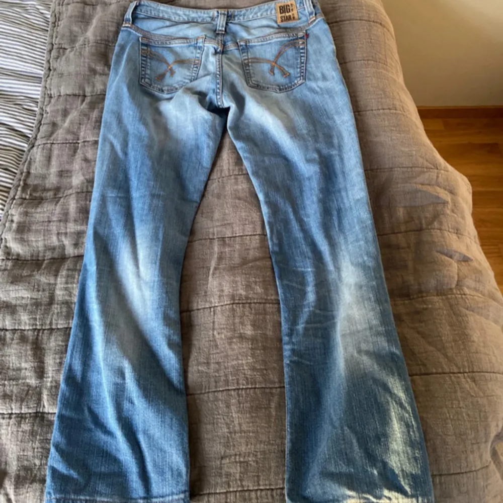 Säljer dessa skit snygga lågmidjade jeans som tyvärr inte passar mig! (Bilderna är lånade från förra ägaren). Jeans & Byxor.