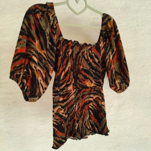 Mönstrad topp - Höstig skön topp. Inga defekter, använd ett fåtal gånger. 