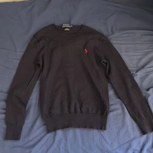 Ralph Lauren tröja - Säljer denna ralph lauren tröja då den är alldeles för liten, storleken är S men den passar som barnstorlek 155 ish. Skicket är bra förutom att den har krympt. Nypris 2000, mitt pris går att diskutera o hör av dig om funderingar