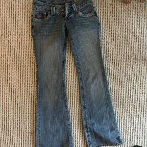 Lågmidjade jeans - Snyggaste lågmidjade jeansen!! Svider att sälja men passar inte mig längre! Midjemått: 37 och innerbenslängd:80 Skriv vid frågor💕💕