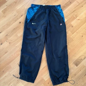 Nike Skepta Pants TN/DN Stl L - Nästan helt nya Skepta pants storlek L, passa på att köp till jackan också innan den säljs! 