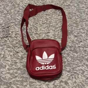 Adidas väska  - Säljer min adidas  väska i bra skick då jag inte har någon användning av väskan, väskan har inga skador eller fläckar 